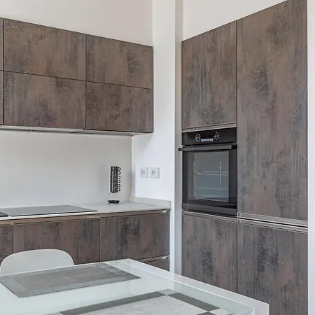 With Balconies! דירה ורונה